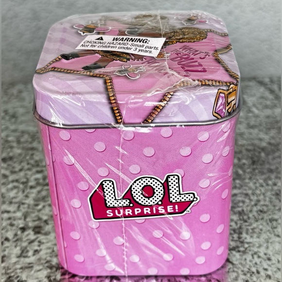 NEW! 2 L.O.L Surprise Mini Tin Fun Pack Charm Wristlet Magnet Cards & Surprise - Picture 3 of 8